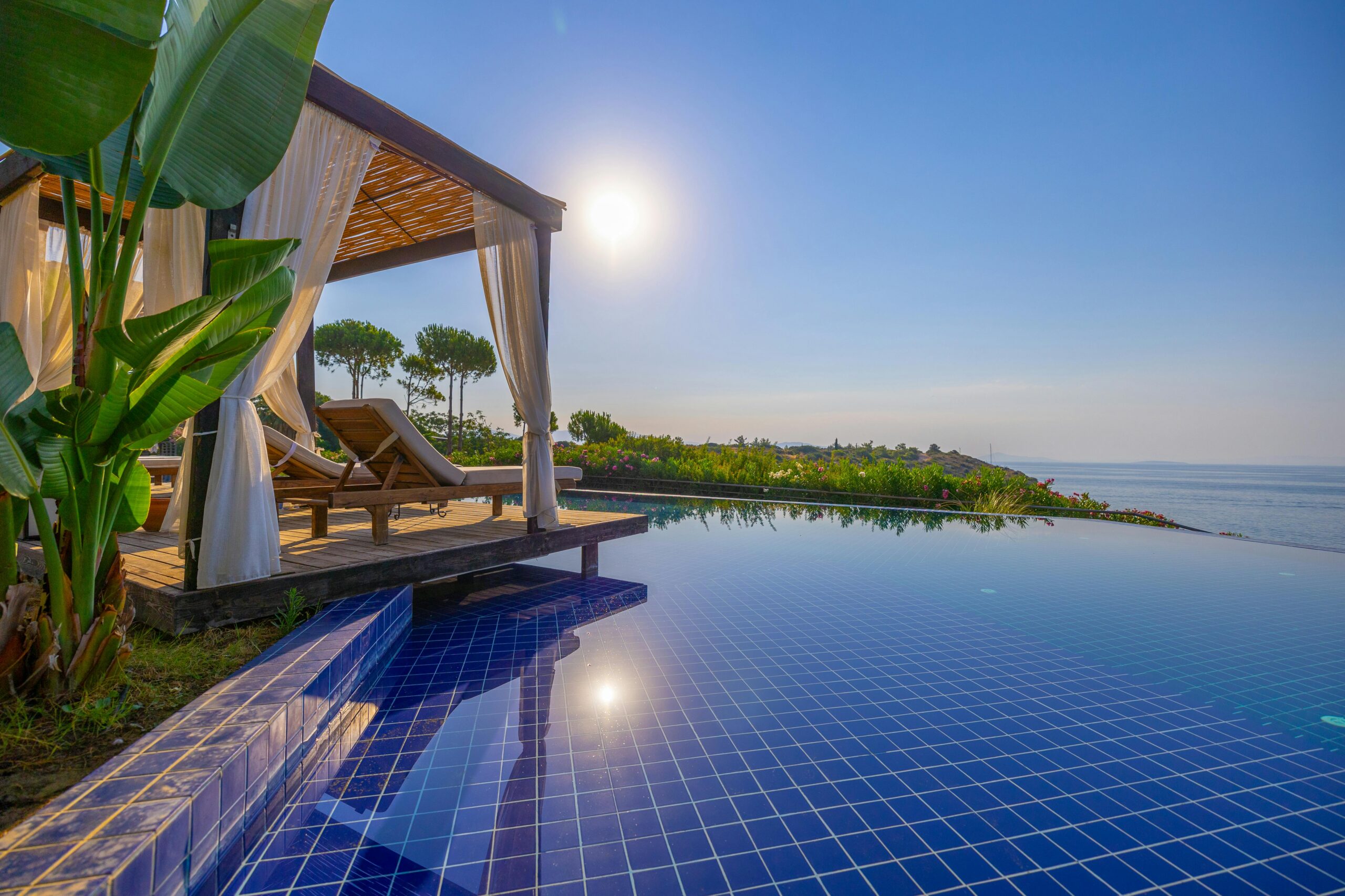 Piscina panoramica affacciata sul mare al tramonto